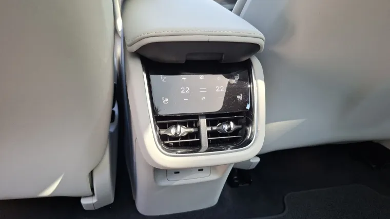 &Scaron;vedska perjanica stigla u Hrvatsku: Moćna limuzina ima pet metara i 680 KS, a znamo i cijene!