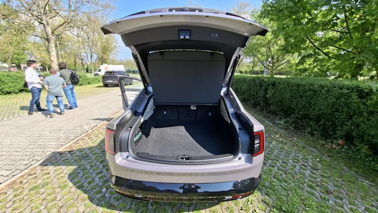 &Scaron;vedska perjanica stigla u Hrvatsku: Moćna limuzina ima pet metara i 680 KS, a znamo i cijene!