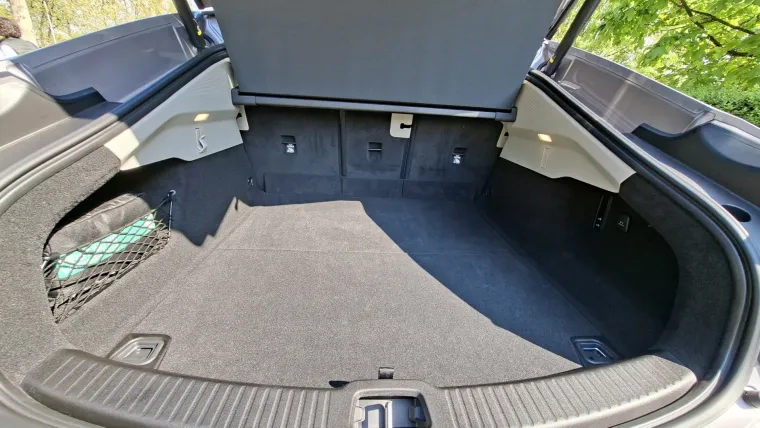 &Scaron;vedska perjanica stigla u Hrvatsku: Moćna limuzina ima pet metara i 680 KS, a znamo i cijene!