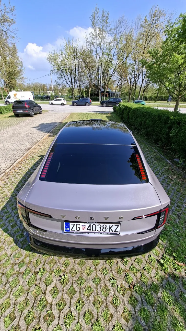 &Scaron;vedska perjanica stigla u Hrvatsku: Moćna limuzina ima pet metara i 680 KS, a znamo i cijene!