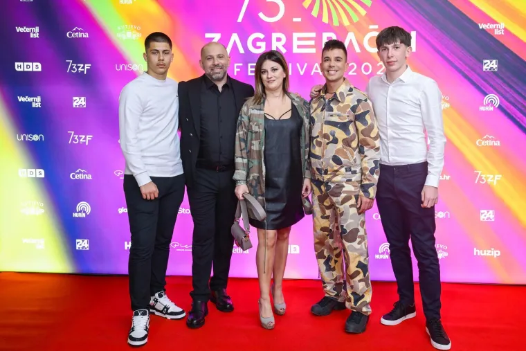 Glamur, hitovi i velika očekivanja: Pogledajte tko je zablistao na Crvenom tepihu