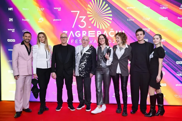 Glamur, hitovi i velika očekivanja: Pogledajte tko je zablistao na Crvenom tepihu