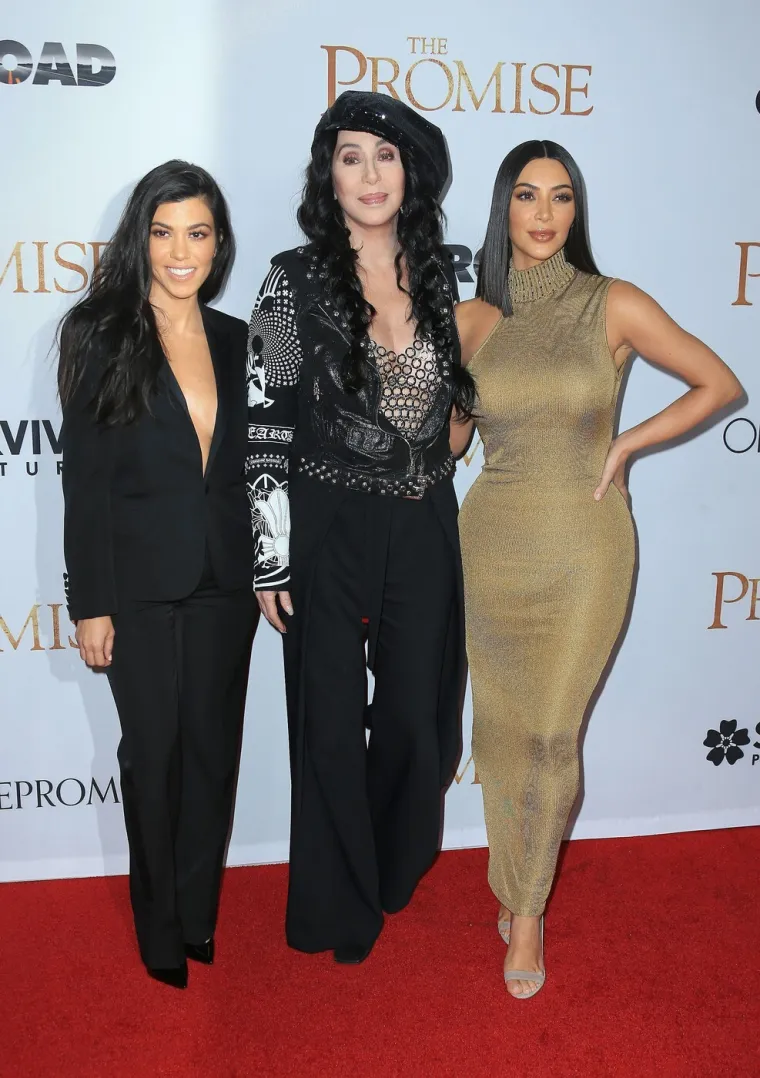 Glumi povučenu, ali život u sjeni Kim K. je ubija: Tko je zapravo Kourtney Kardashian?