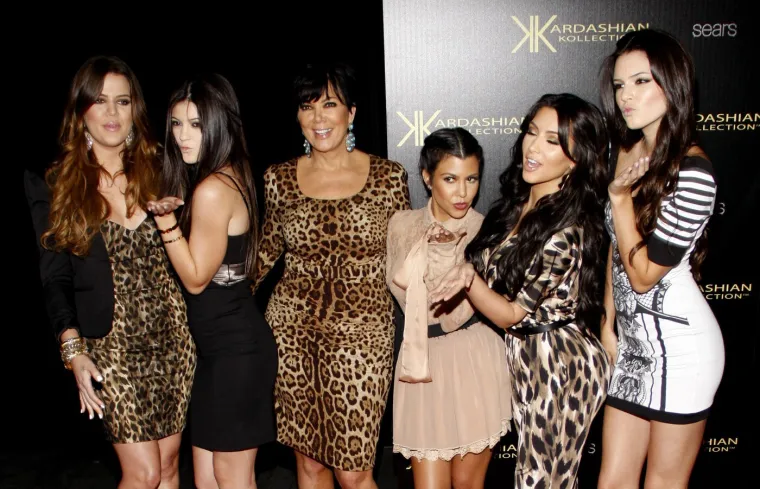 Glumi povučenu, ali život u sjeni Kim K. je ubija: Tko je zapravo Kourtney Kardashian?