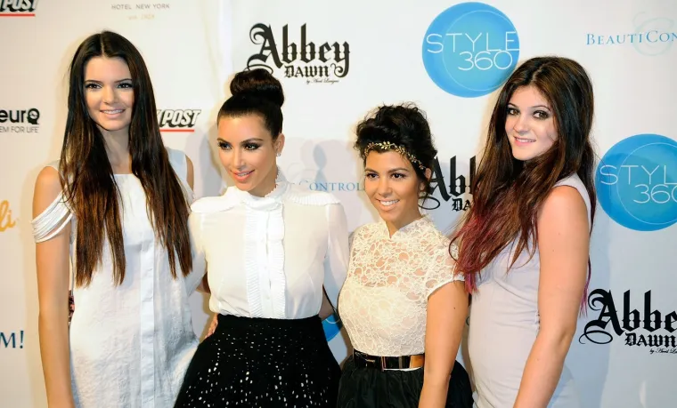Glumi povučenu, ali život u sjeni Kim K. je ubija: Tko je zapravo Kourtney Kardashian?