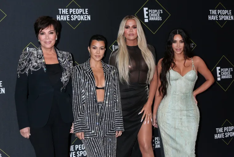 Glumi povučenu, ali život u sjeni Kim K. je ubija: Tko je zapravo Kourtney Kardashian?