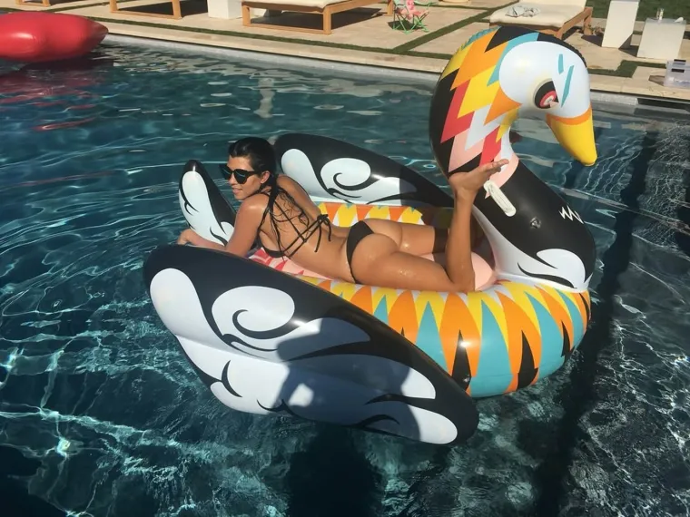 Glumi povučenu, ali život u sjeni Kim K. je ubija: Tko je zapravo Kourtney Kardashian?