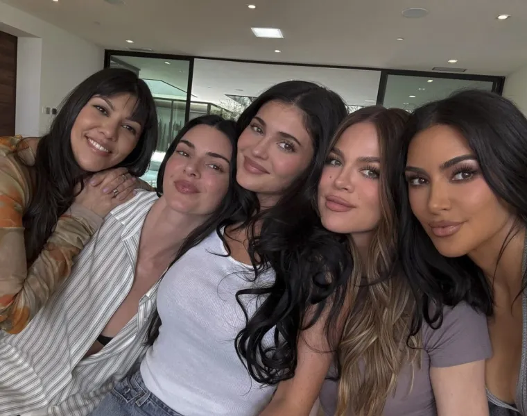 Glumi povučenu, ali život u sjeni Kim K. je ubija: Tko je zapravo Kourtney Kardashian?
