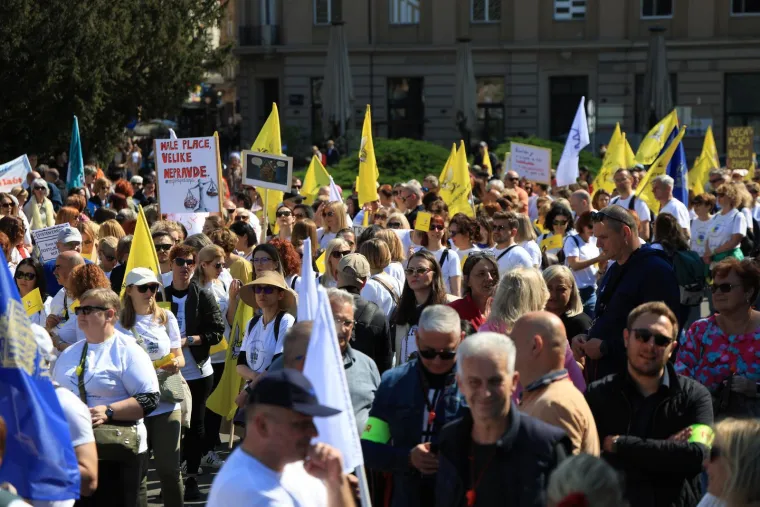 Sindikat objavio procjenu broja ljudi na prosvjedu: Pogledajte &scaron;to su poručili Plenkoviću
