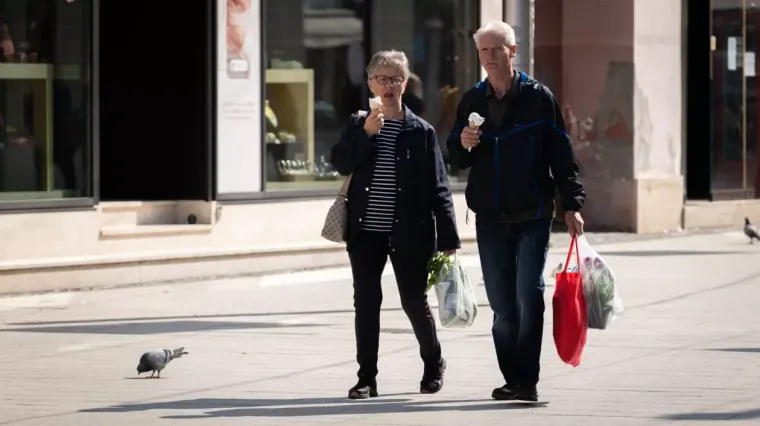 Tako to djevojke rade u Međimurju: Ljepotice iskoristile sunčano vrijeme i odu&scaron;evile prolaznike