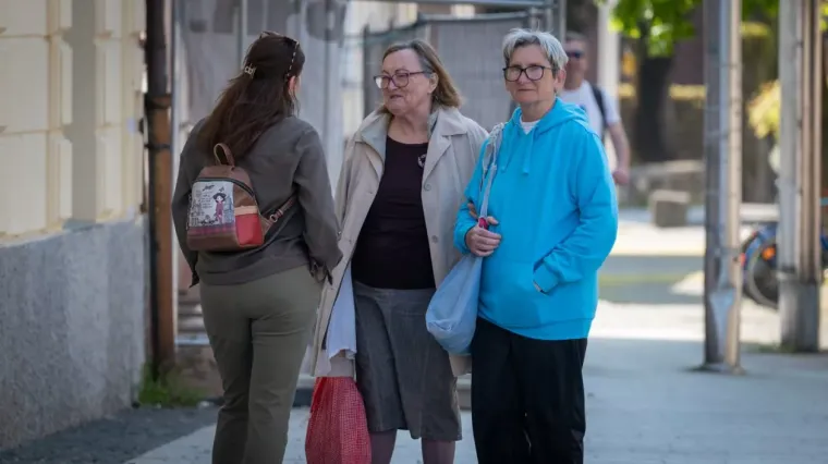 Tako to djevojke rade u Međimurju: Ljepotice iskoristile sunčano vrijeme i odu&scaron;evile prolaznike