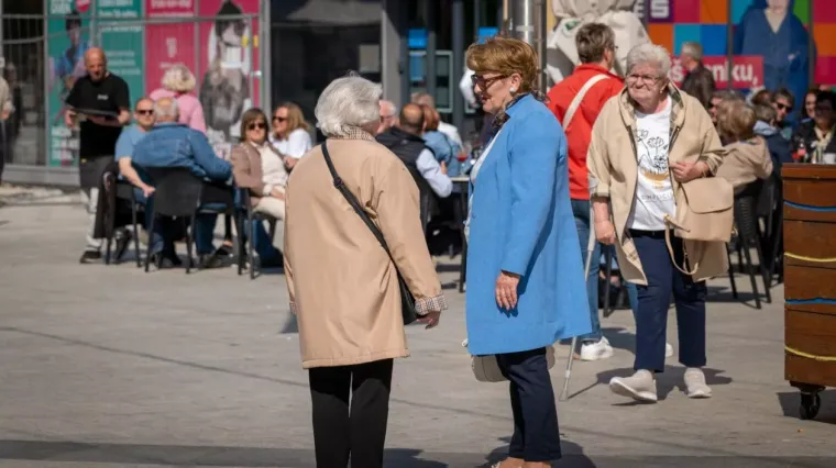 Tako to djevojke rade u Međimurju: Ljepotice iskoristile sunčano vrijeme i odu&scaron;evile prolaznike