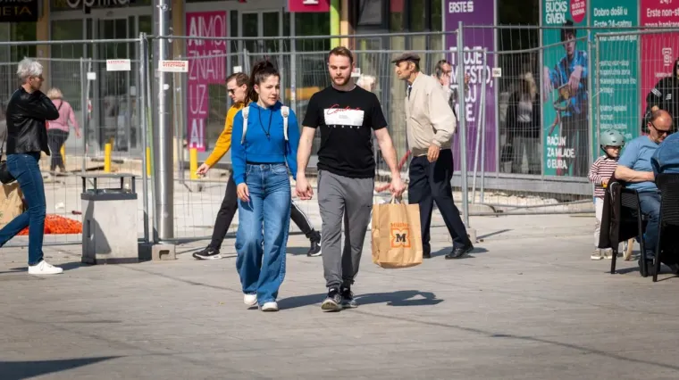 Tako to djevojke rade u Međimurju: Ljepotice iskoristile sunčano vrijeme i odu&scaron;evile prolaznike