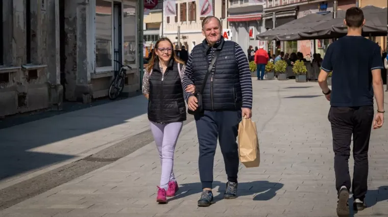 Tako to djevojke rade u Međimurju: Ljepotice iskoristile sunčano vrijeme i odu&scaron;evile prolaznike
