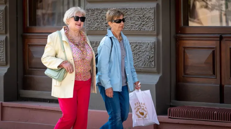 Tako to djevojke rade u Međimurju: Ljepotice iskoristile sunčano vrijeme i odu&scaron;evile prolaznike