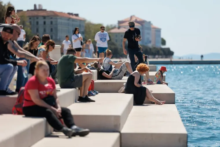 Ovo se ne viđa svaki dan: Tetovirane djevojke, minice i duge noge, pogledajte najbolje kombinacije