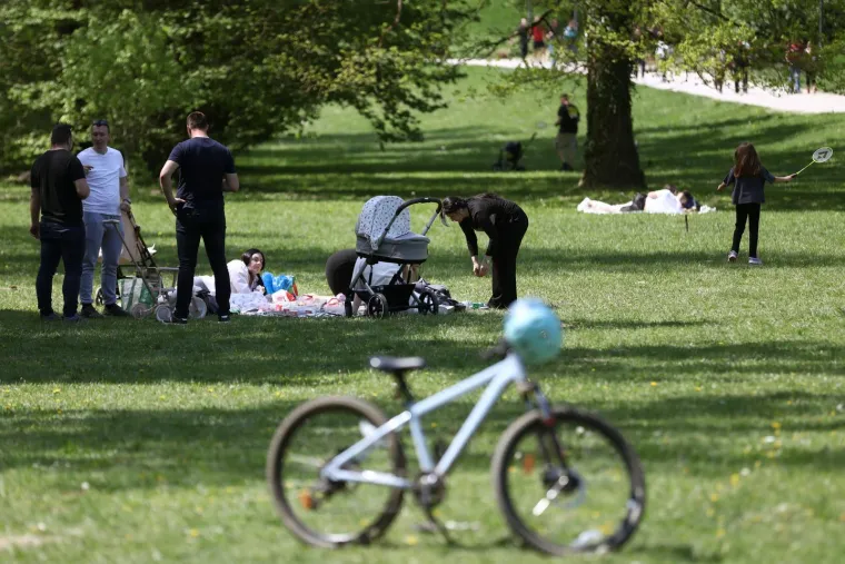 Nedjeljna sunčana idila! Zagrepčani u Maksimiru, Splićani na Bačvicama: Ovo je čista uživancija