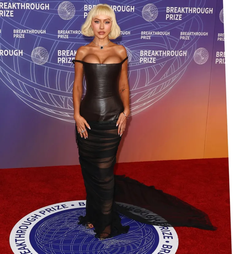 Kakva transformacija! Glazbenica izgubila vi&scaron;e od 15 kilograma pa istaknula grudi u uskoj haljini