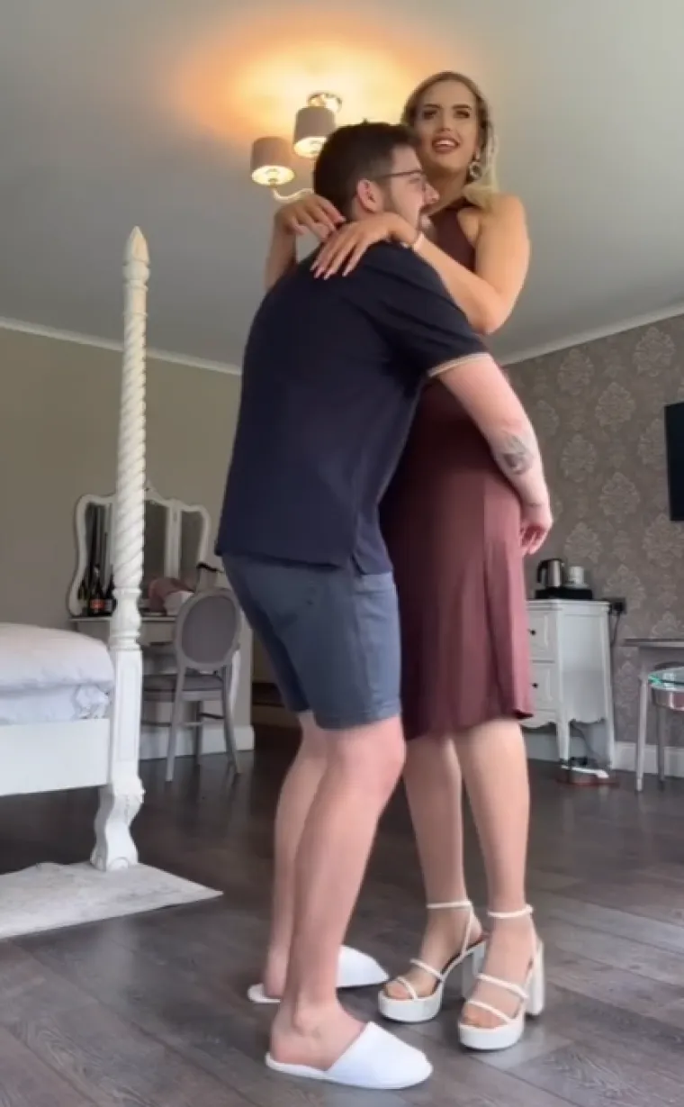 Vi&scaron;a je za dvije glave od svog dečka: Plijene poglede gdje god se pojave i to je ba&scaron; uzbuđuje