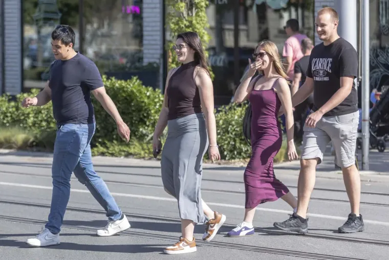 Legice i lege napunile osječku promenadu: Dvije crnke u trendi kombinacijama ukrala show