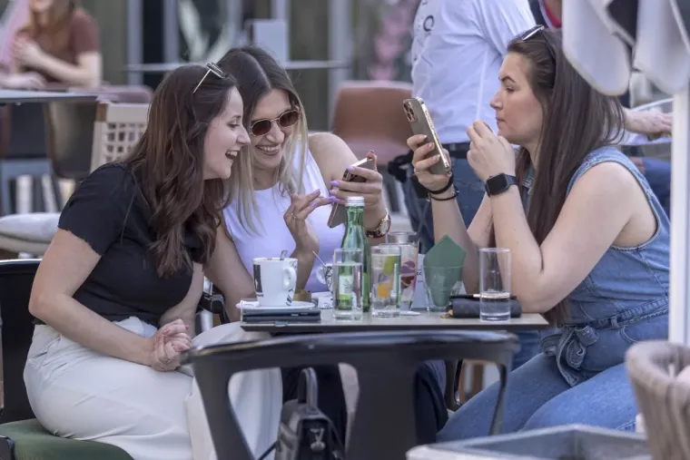 Legice i lege napunile osječku promenadu: Dvije crnke u trendi kombinacijama ukrala show