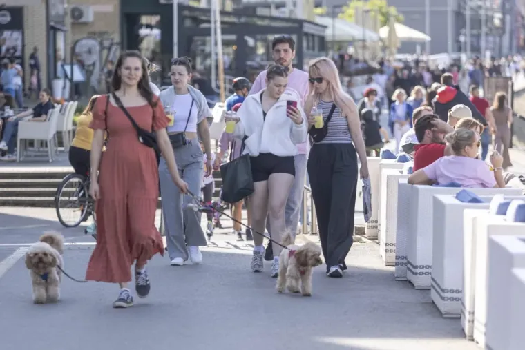 Legice i lege napunile osječku promenadu: Dvije crnke u trendi kombinacijama ukrala show