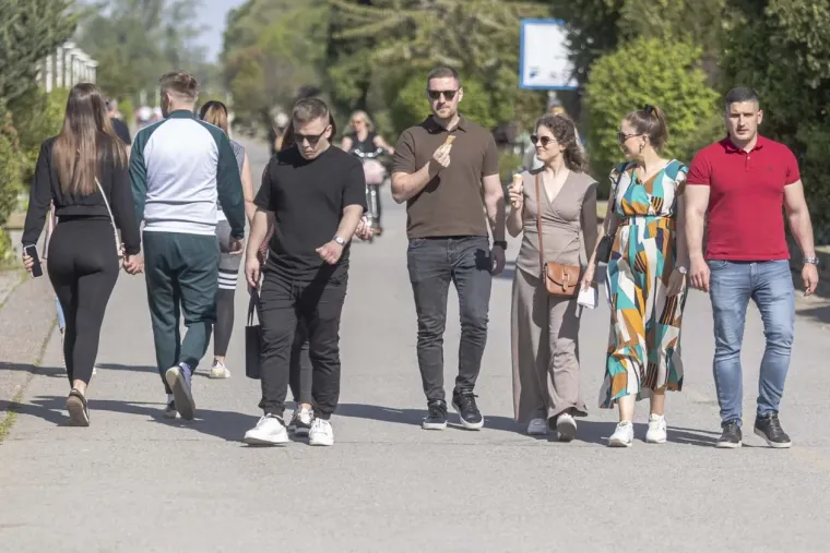 Legice i lege napunile osječku promenadu: Dvije crnke u trendi kombinacijama ukrala show
