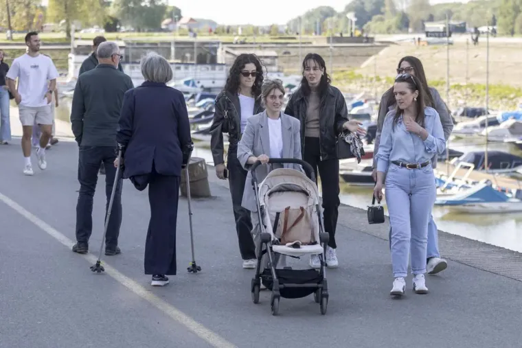 Legice i lege napunile osječku promenadu: Dvije crnke u trendi kombinacijama ukrala show