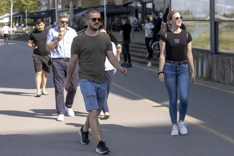Legice i lege napunile osječku promenadu: Dvije crnke u trendi kombinacijama ukrala show