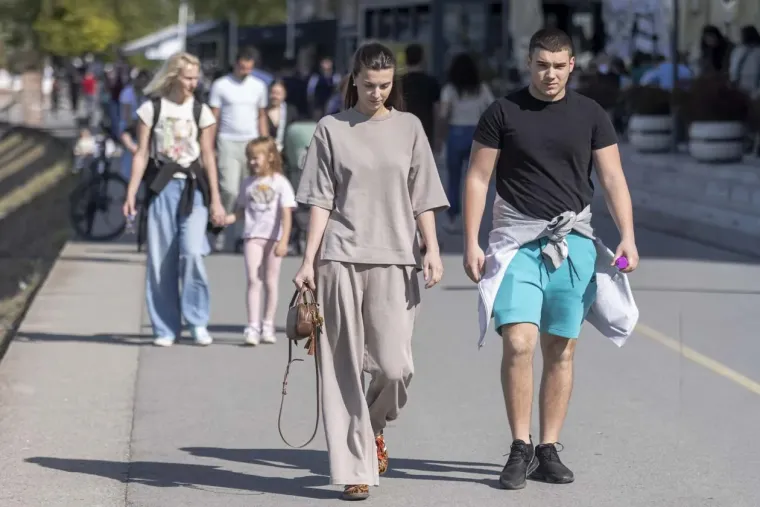 Legice i lege napunile osječku promenadu: Dvije crnke u trendi kombinacijama ukrala show