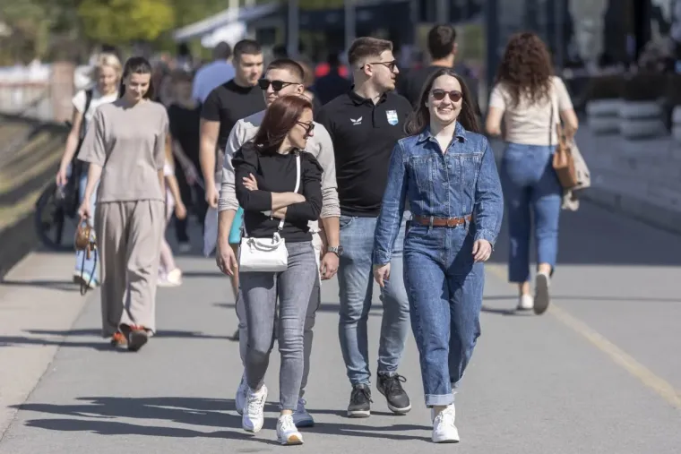 Legice i lege napunile osječku promenadu: Dvije crnke u trendi kombinacijama ukrala show