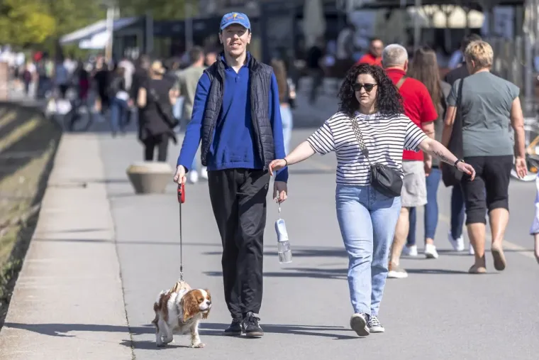 Legice i lege napunile osječku promenadu: Dvije crnke u trendi kombinacijama ukrala show