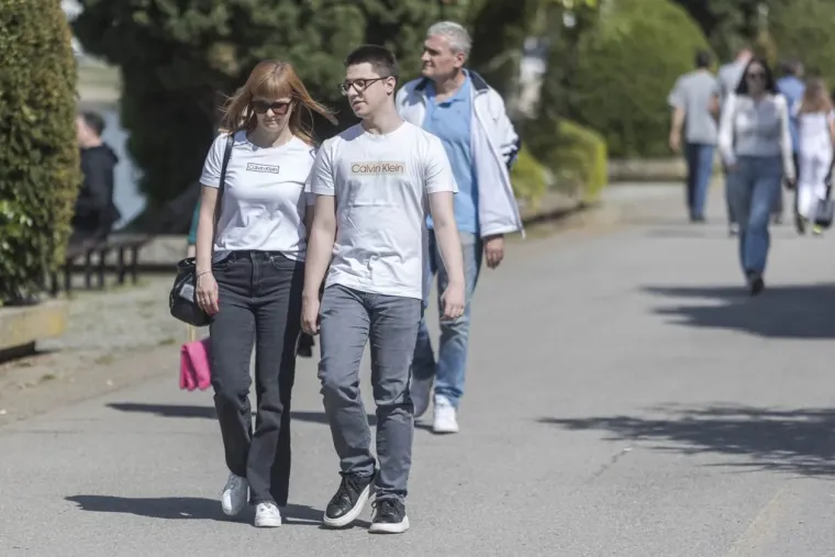Legice i lege napunile osječku promenadu: Dvije crnke u trendi kombinacijama ukrala show