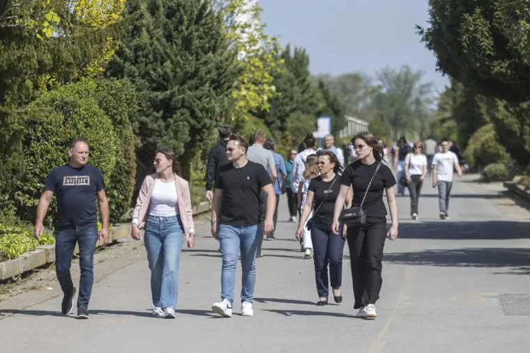 Legice i lege napunile osječku promenadu: Dvije crnke u trendi kombinacijama ukrala show