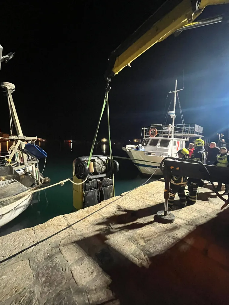 Vatrogasci na Krku 'upecali' Twinga: Pogledajte izvlačenje automobila iz mora