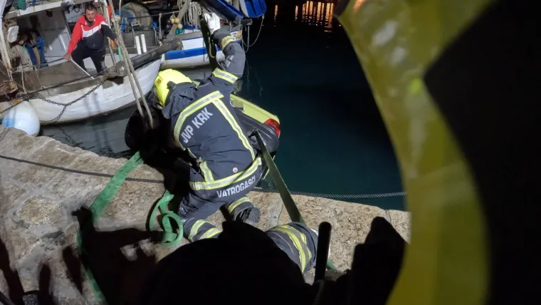 Vatrogasci na Krku 'upecali' Twinga: Pogledajte izvlačenje automobila iz mora