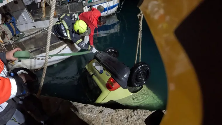 Vatrogasci na Krku 'upecali' Twinga: Pogledajte izvlačenje automobila iz mora