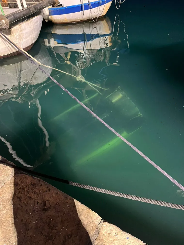 Vatrogasci na Krku 'upecali' Twinga: Pogledajte izvlačenje automobila iz mora