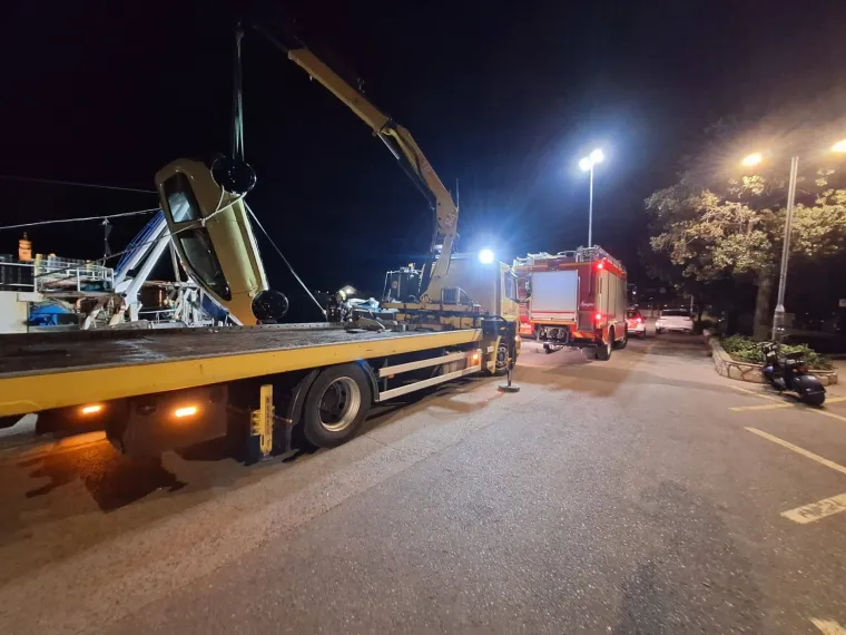 Vatrogasci na Krku 'upecali' Twinga: Pogledajte izvlačenje automobila iz mora