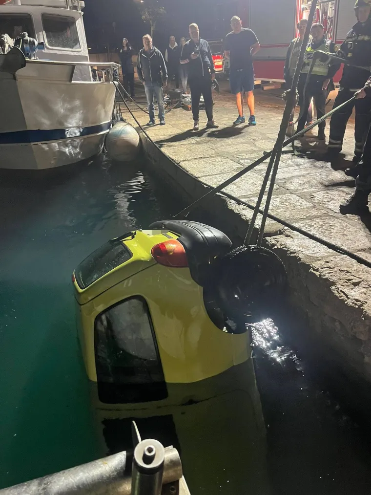 Vatrogasci na Krku 'upecali' Twinga: Pogledajte izvlačenje automobila iz mora