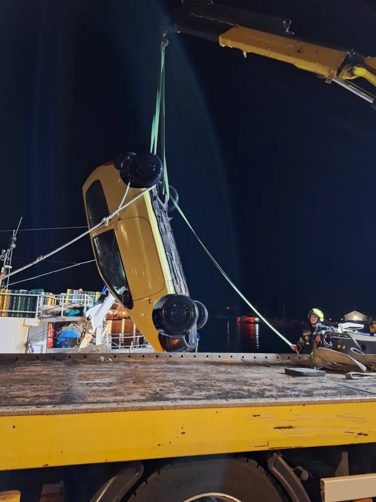 Vatrogasci na Krku 'upecali' Twinga: Pogledajte izvlačenje automobila iz mora