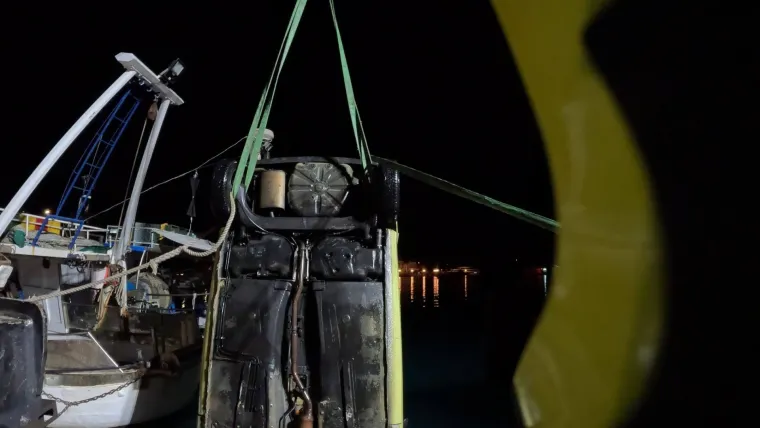 Vatrogasci na Krku 'upecali' Twinga: Pogledajte izvlačenje automobila iz mora