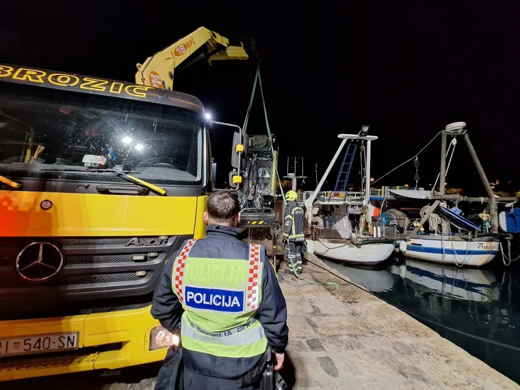 Vatrogasci na Krku 'upecali' Twinga: Pogledajte izvlačenje automobila iz mora