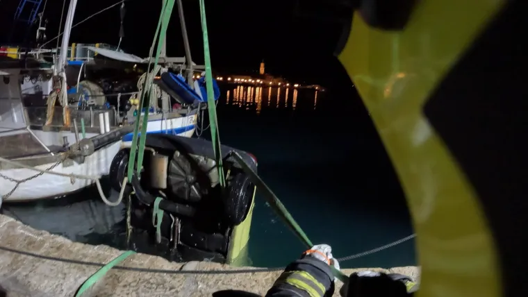 Vatrogasci na Krku 'upecali' Twinga: Pogledajte izvlačenje automobila iz mora