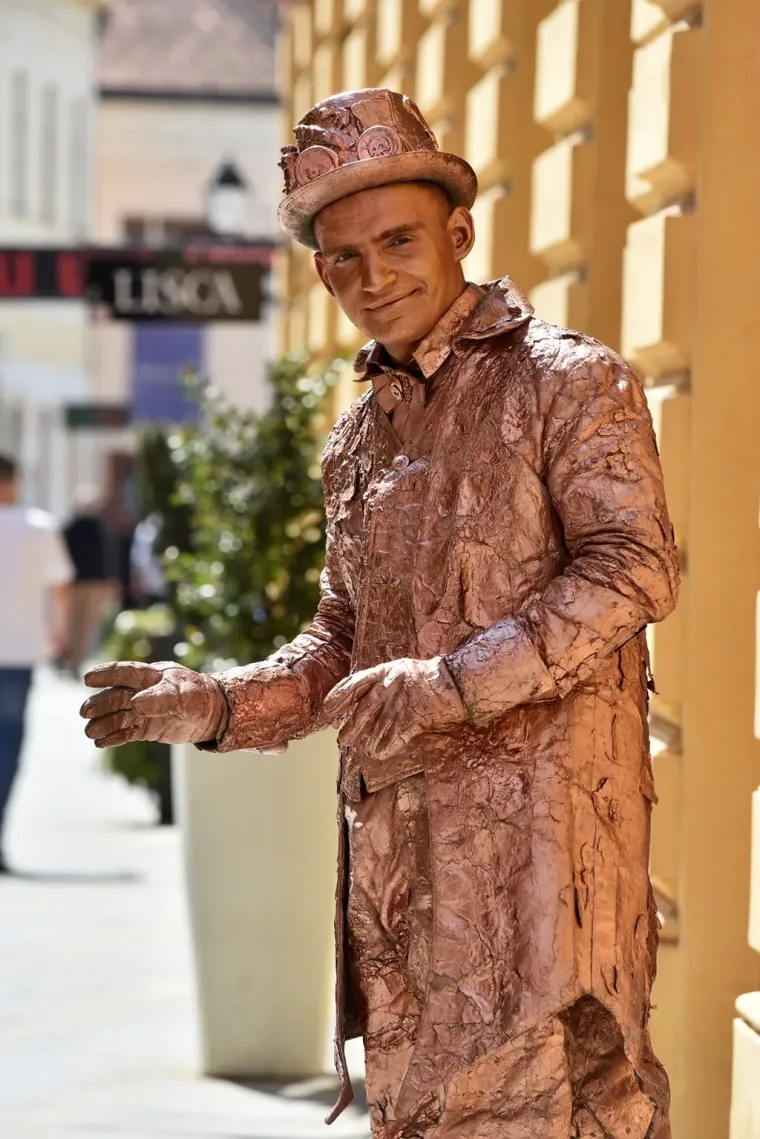 Duge noge u prvom planu: Crnokosa Varaždinka zapalila &scaron;picu u upečatljivoj mini haljinici