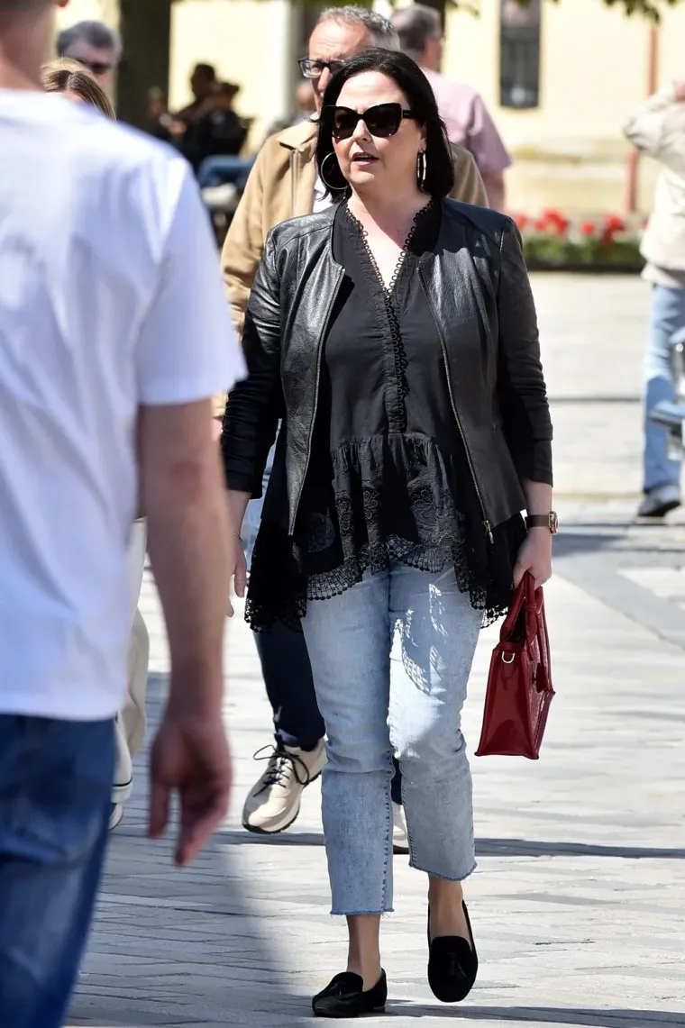 Duge noge u prvom planu: Crnokosa Varaždinka zapalila &scaron;picu u upečatljivoj mini haljinici