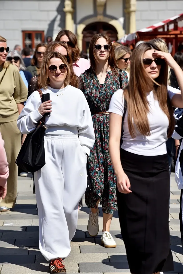 Duge noge u prvom planu: Crnokosa Varaždinka zapalila &scaron;picu u upečatljivoj mini haljinici