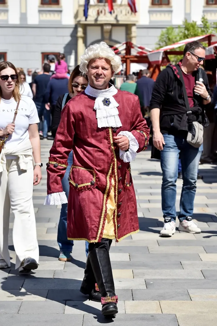 Duge noge u prvom planu: Crnokosa Varaždinka zapalila &scaron;picu u upečatljivoj mini haljinici