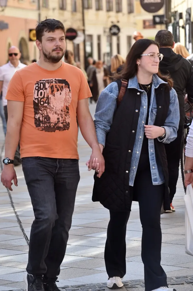 Duge noge u prvom planu: Crnokosa Varaždinka zapalila &scaron;picu u upečatljivoj mini haljinici