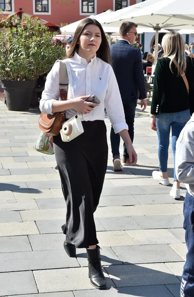 Duge noge u prvom planu: Crnokosa Varaždinka zapalila &scaron;picu u upečatljivoj mini haljinici